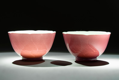 A pair of Chinese ruby-pink-glazed cups with floral anhua design, 18/19th C.