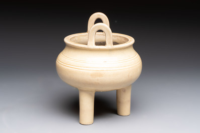 A Chinese Swatow cream-glazed tripod censer with wooden cover, 18/19th C.