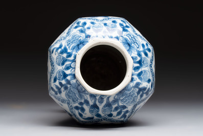 A Chinese blue and white octagonal vase and a plate with floral design, Kangxi