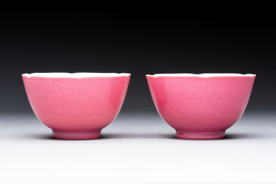 A pair of Chinese ruby-pink-glazed cups with floral anhua design, 18/19th C.