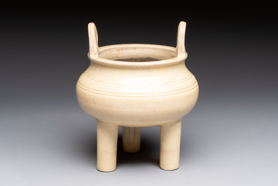 A Chinese Swatow cream-glazed tripod censer with wooden cover, 18/19th C.