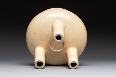 A Chinese Swatow cream-glazed tripod censer with wooden cover, 18/19th C.