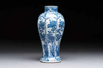 A Chinese blue and white octagonal vase and a plate with floral design, Kangxi