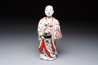 A Japanese Arita Imari figure of a samurai dressed in a kimono, Edo, 17/18th C.