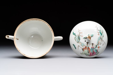 A Chinese famille rose teapot with ladies in a garden, Yongzheng mark, 19th C.