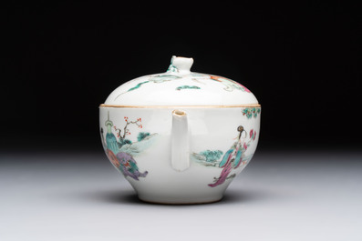 A Chinese famille rose teapot with ladies in a garden, Yongzheng mark, 19th C.