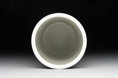A varied collection of six Chinese famille rose wares, signed Hong Yishun 洪義順 and Luo Yongda 羅永發, Guangxu mark, 19/20th C.