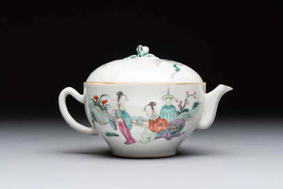 A Chinese famille rose teapot with ladies in a garden, Yongzheng mark, 19th C.