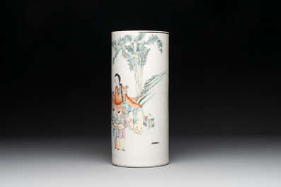 A varied collection of six Chinese famille rose wares, signed Hong Yishun 洪義順 and Luo Yongda 羅永發, Guangxu mark, 19/20th C.