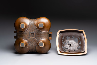 A large Japanese bronze censer and cover by Murata Seimin (1761-1837), Edo, early 19th C.