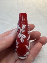 Three Chinese glass snuff bottles, 19/20th C.