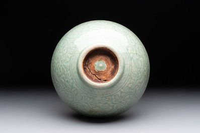 A Chinese Swatow celadon-glazed bowl with floral anhua design, 18th C.