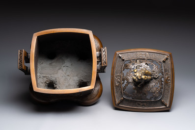 A large Japanese bronze censer and cover by Murata Seimin (1761-1837), Edo, early 19th C.
