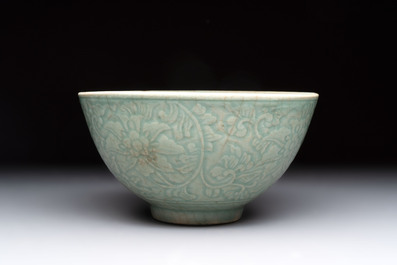 A Chinese Swatow celadon-glazed bowl with floral anhua design, 18th C.