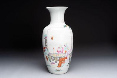 A Chinese famille rose vase with narrative design and a famille verte vase, Qianlong mark, 19th C.