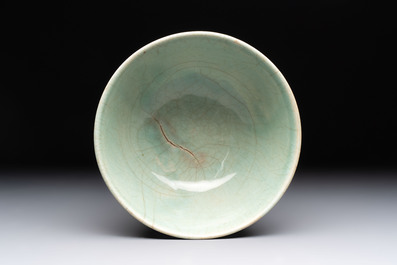 A Chinese Swatow celadon-glazed bowl with floral anhua design, 18th C.