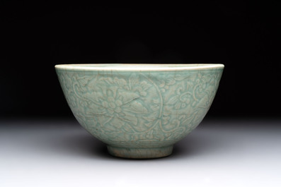 A Chinese Swatow celadon-glazed bowl with floral anhua design, 18th C.