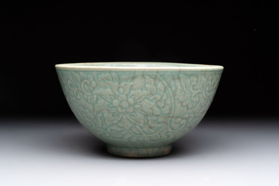 A Chinese Swatow celadon-glazed bowl with floral anhua design, 18th C.