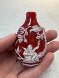 Three Chinese glass snuff bottles, 19/20th C.