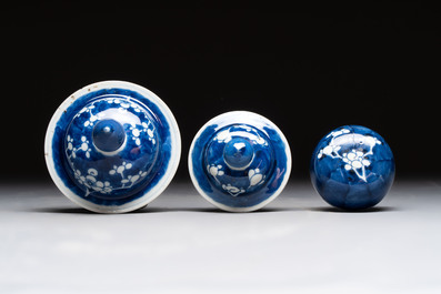 Four Chinese blue and white vases, three with cover, and two covered jars, 19th C.