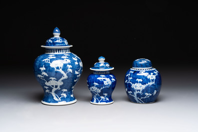 Four Chinese blue and white vases, three with cover, and two covered jars, 19th C.