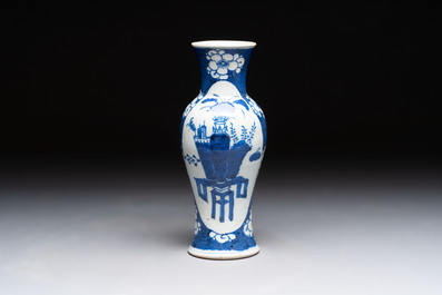 Four Chinese blue and white vases, three with cover, and two covered jars, 19th C.