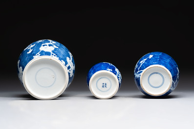 Four Chinese blue and white vases, three with cover, and two covered jars, 19th C.
