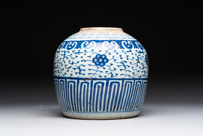 Four Chinese blue and white vases, three with cover, and two covered jars, 19th C.