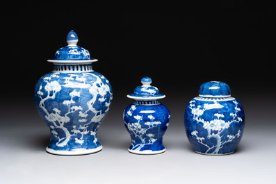 Four Chinese blue and white vases, three with cover, and two covered jars, 19th C.