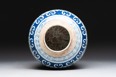 Four Chinese blue and white vases, three with cover, and two covered jars, 19th C.