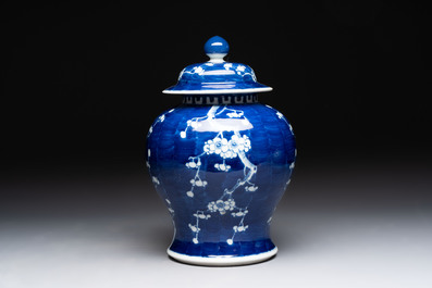 Four Chinese blue and white vases, three with cover, and two covered jars, 19th C.
