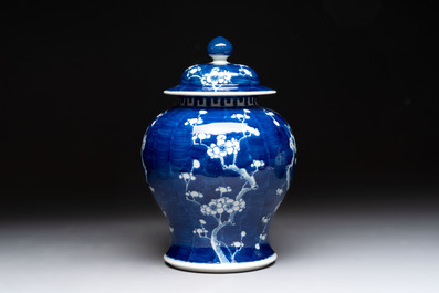 Four Chinese blue and white vases, three with cover, and two covered jars, 19th C.