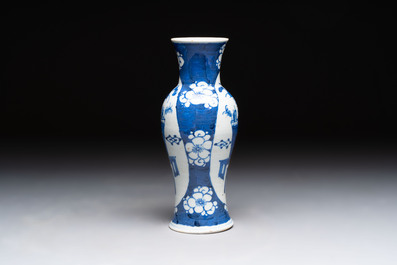 Four Chinese blue and white vases, three with cover, and two covered jars, 19th C.
