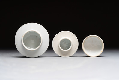 Four Chinese blue and white vases, three with cover, and two covered jars, 19th C.