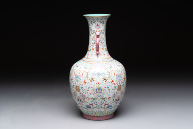 A Chinese famille rose 'double happiness' vase with 'chilong' handles, Daoguang mark, 20th C.