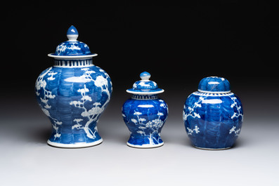 Four Chinese blue and white vases, three with cover, and two covered jars, 19th C.