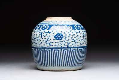 Four Chinese blue and white vases, three with cover, and two covered jars, 19th C.