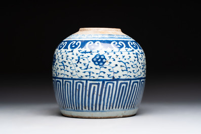 Four Chinese blue and white vases, three with cover, and two covered jars, 19th C.