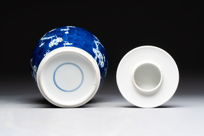 Four Chinese blue and white vases, three with cover, and two covered jars, 19th C.