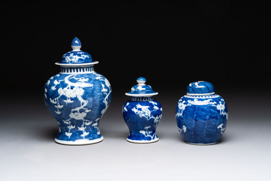 Four Chinese blue and white vases, three with cover, and two covered jars, 19th C.