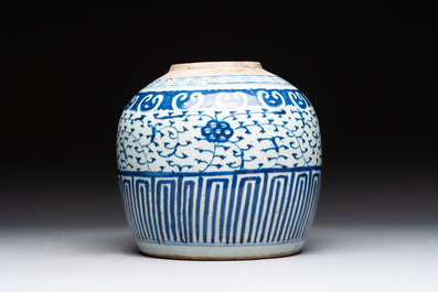 Four Chinese blue and white vases, three with cover, and two covered jars, 19th C.