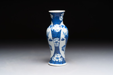 Four Chinese blue and white vases, three with cover, and two covered jars, 19th C.