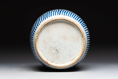 Four Chinese blue and white vases, three with cover, and two covered jars, 19th C.