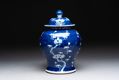 Four Chinese blue and white vases, three with cover, and two covered jars, 19th C.