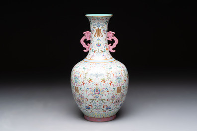 A Chinese famille rose 'double happiness' vase with 'chilong' handles, Daoguang mark, 20th C.