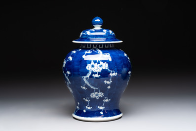Four Chinese blue and white vases, three with cover, and two covered jars, 19th C.