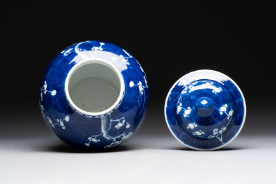 Four Chinese blue and white vases, three with cover, and two covered jars, 19th C.