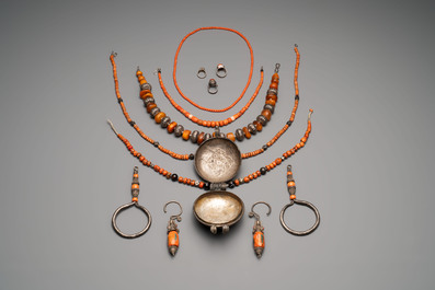 A varied group of five Tibetan necklaces, three rings and four earbobs with red coral, 19/20th C.