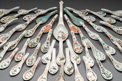An extensive collection of 62 Chinese porcelain spoons, 19/20th C.