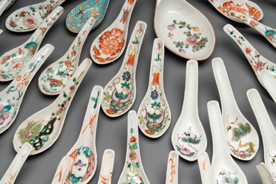 An extensive collection of 62 Chinese porcelain spoons, 19/20th C.